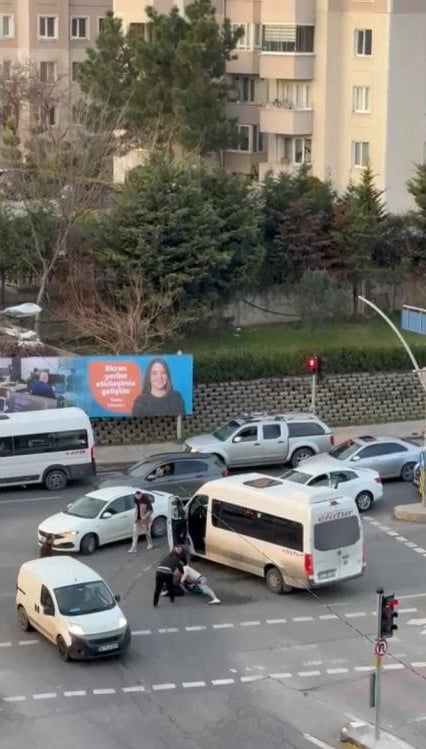 PENDİK’TE KIRMIZI IŞIKTA YOL VERME KAVGASI KAMERADA