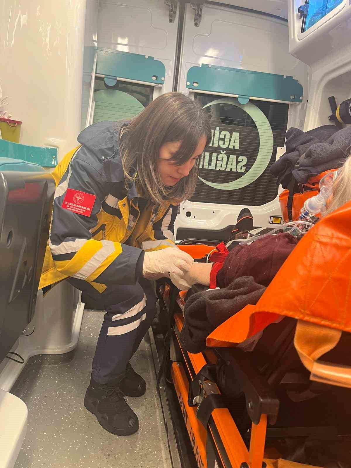 PERTEK İLÇESİNE BAĞLI SÖĞÜTLÜTEPE KÖYÜNDEN YAPILAN BİR İHBAR ÜZERİNE YOLA ÇIKAN SAĞLIK EKİPLERİ;...