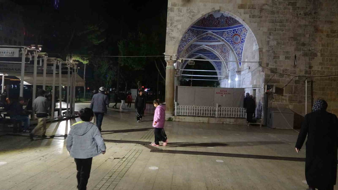 PEYGAMBER EFENDİMİZİN (S.A.V.) ALLAH'IN HZUURUNA TEŞRİF ETTİĞİ GECE OLARAK  İDRAK EDİLDİĞİ MİRAÇ...