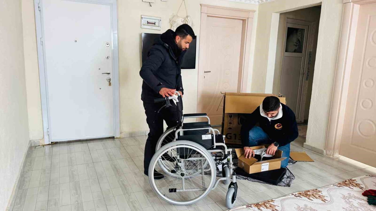 POLİS MEMURUNDAN ANLAMLI HEDİYE İHTİYAÇ SAHİBİNE ULAŞTI. ENGELLİ KIZ HAYALİNE KAVUŞTU.