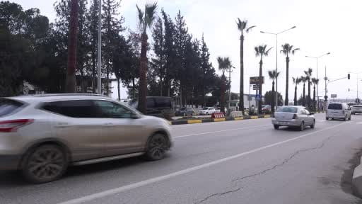 Polis ve jandarma kamuflajı giyerek denetime çıkan depremzede çocuklar yürekleri ısıttı