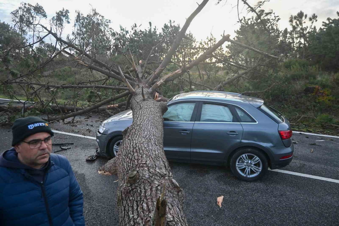 PORTEKİZ'İN ORTA VE KUZEY KESİMLERİNDE ETKİLİ OLAN KRİSTİN FIRTINASININ YOL AÇTIĞI SEL, TOPRAK...