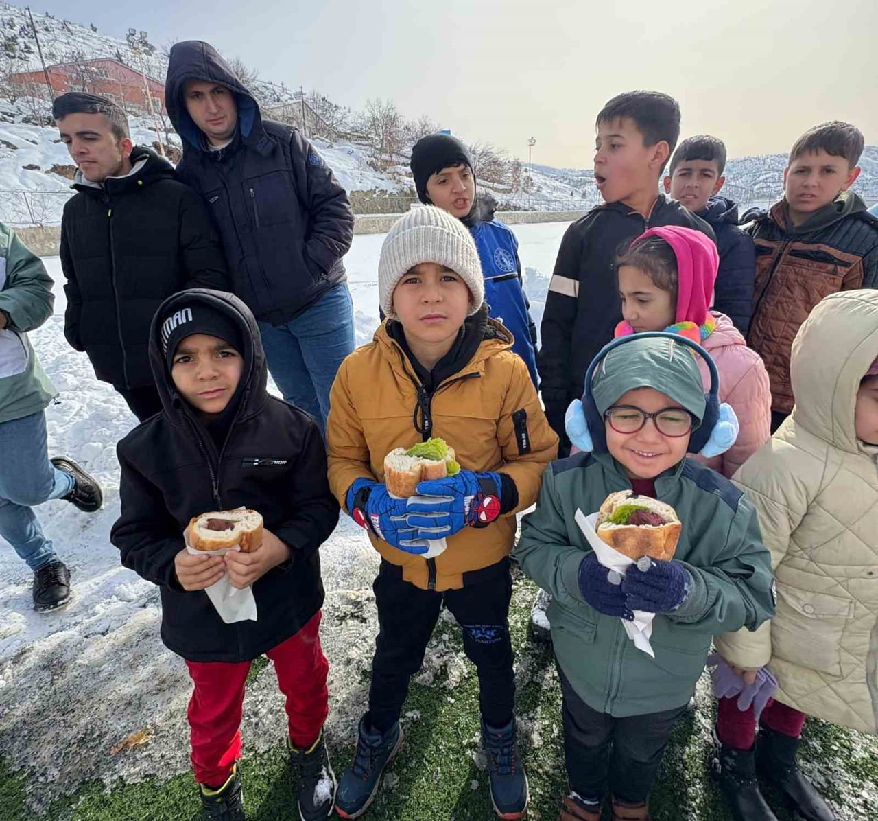 POŞETLERDE KAYARKEN SUCUK MANGALA DOYDULAR