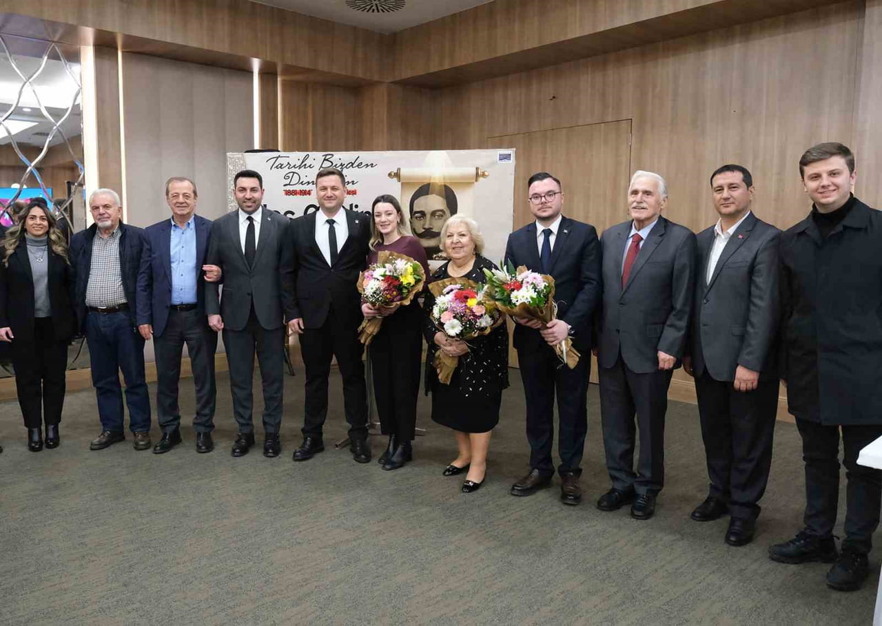 PROGRAMIN SONUNDA EMEĞİ GEÇENLERE ÇİÇEK TAKDİM EDİLDİ.