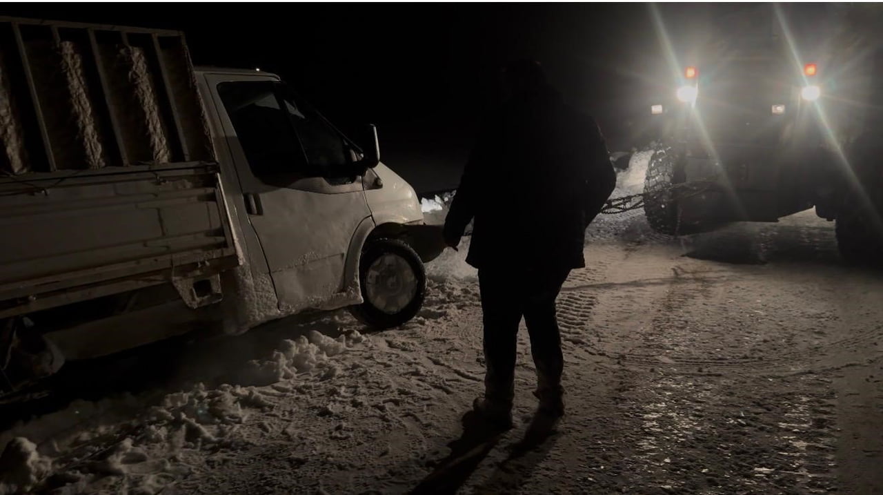 PROMER VE DEREİK KÖYLERİNDEN ŞEHİR MERKEZİNE İHTİYAÇLARINI KARŞILAMAK İÇİN YOLA ÇIKAN...