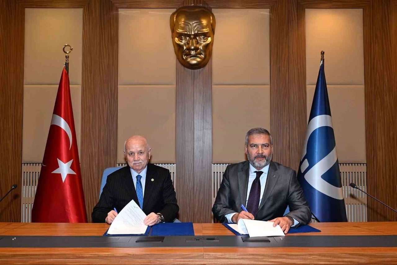 PROTOKOLE ANADOLU ÜNİVERSİTESİ REKTÖRÜ PROF. DR. YUSUF ADIGÜZEL (SOLDA) VE DERNEK BAŞKANI SÜLEYMAN...