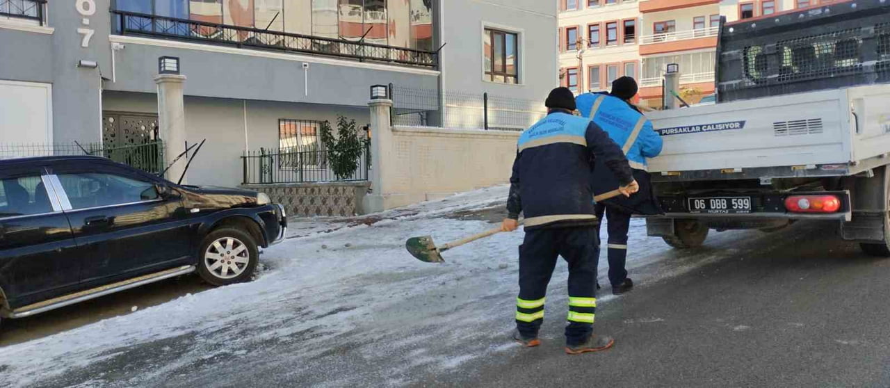 PURSAKLAR BELEDİYESİ, KAR YAĞIŞININ ARDINDAN VATANDAŞLARIN, CAN VE MAL GÜVENLİĞİ İÇİN OLUŞABİLECEK...