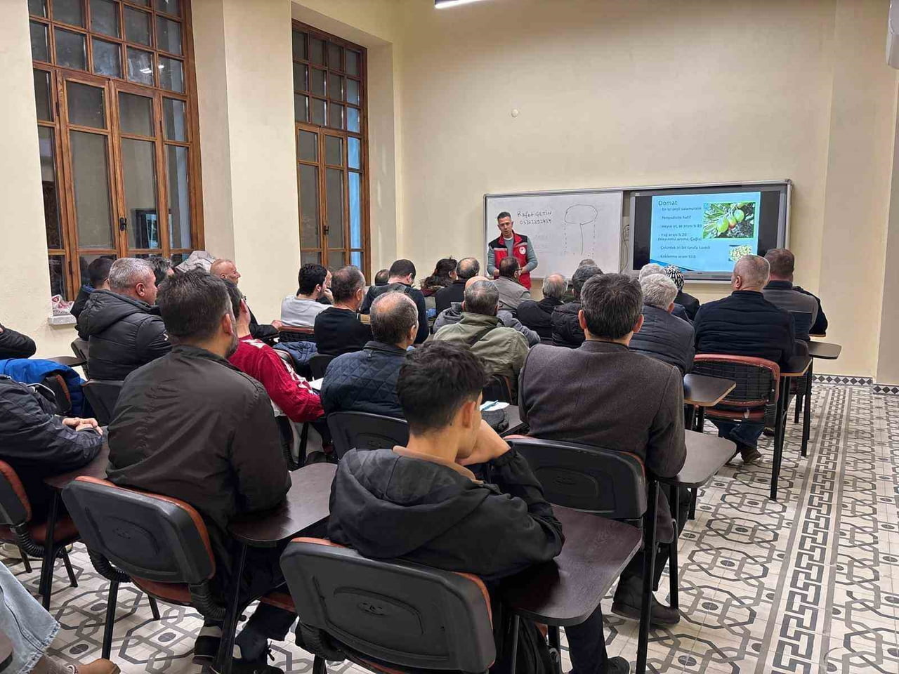 "MEYVE AĞAÇLARINDA BUDAMA KURSU", ÖZELLİKLE ZEYTİN AĞAÇLARINDA BUDAMA EĞİTİMİYLE ÜRETİCİLERDEN...