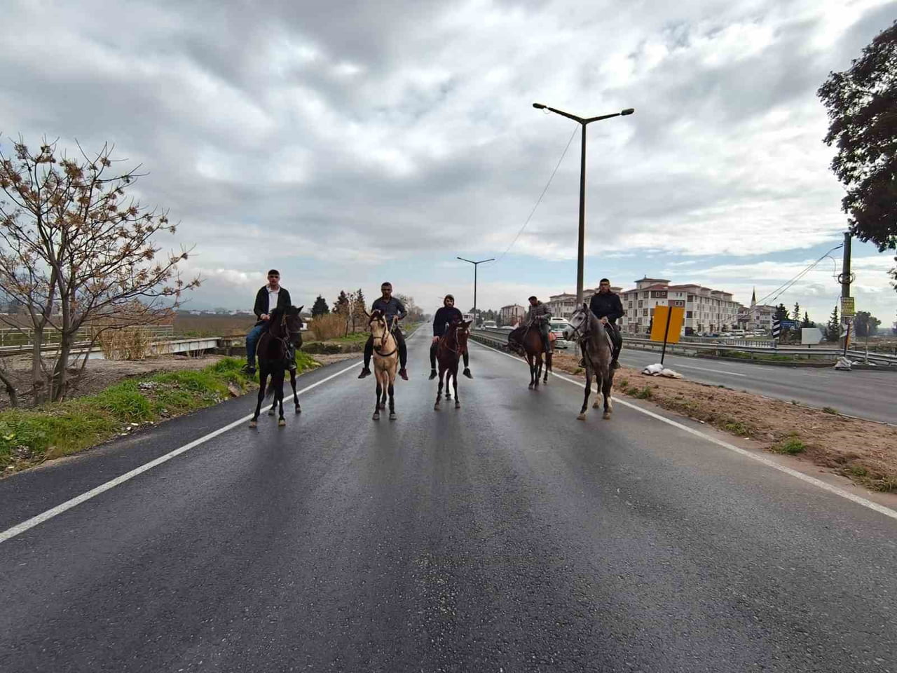 RAHVAN AT GELENEĞİNİN SÜRDÜRÜLDÜĞÜ YERLERDEN OLAN AYDIN'IN İNCİRLİOVA İLÇESİNDE, ATÇILARIN SEZON...