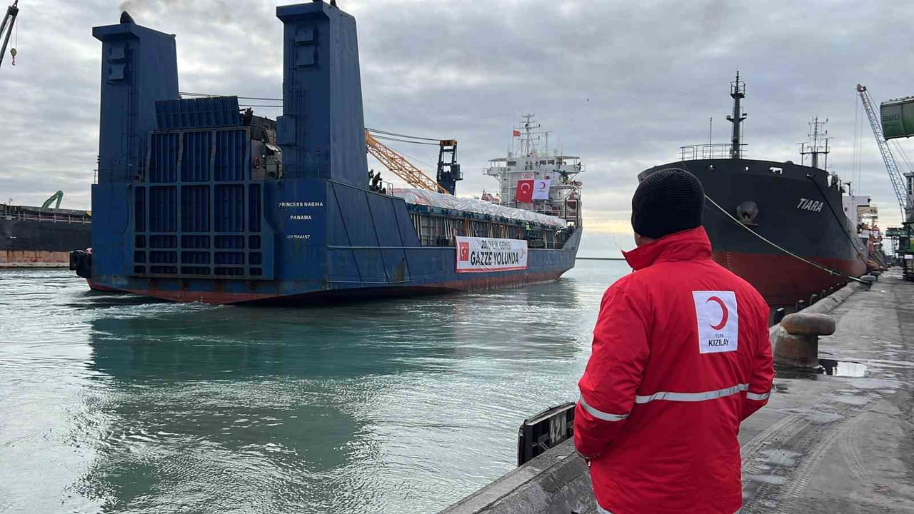 RAMAZAN AYI YAKLAŞIRKEN GAZZE’DEKİ İNSANİ YARDIM ÇALIŞMALARINI ARTIRAN TÜRK KIZILAY, BİN 400 TON...