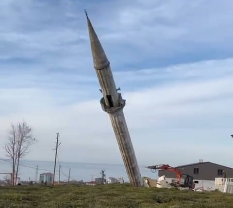 RİZE'NİN PAZAR İLÇESİNDE YENİ CAMİNİN YAPIMI TAMAMLANINCA ESKİSİ KONTROLLÜ BİR ŞEKİLDE...