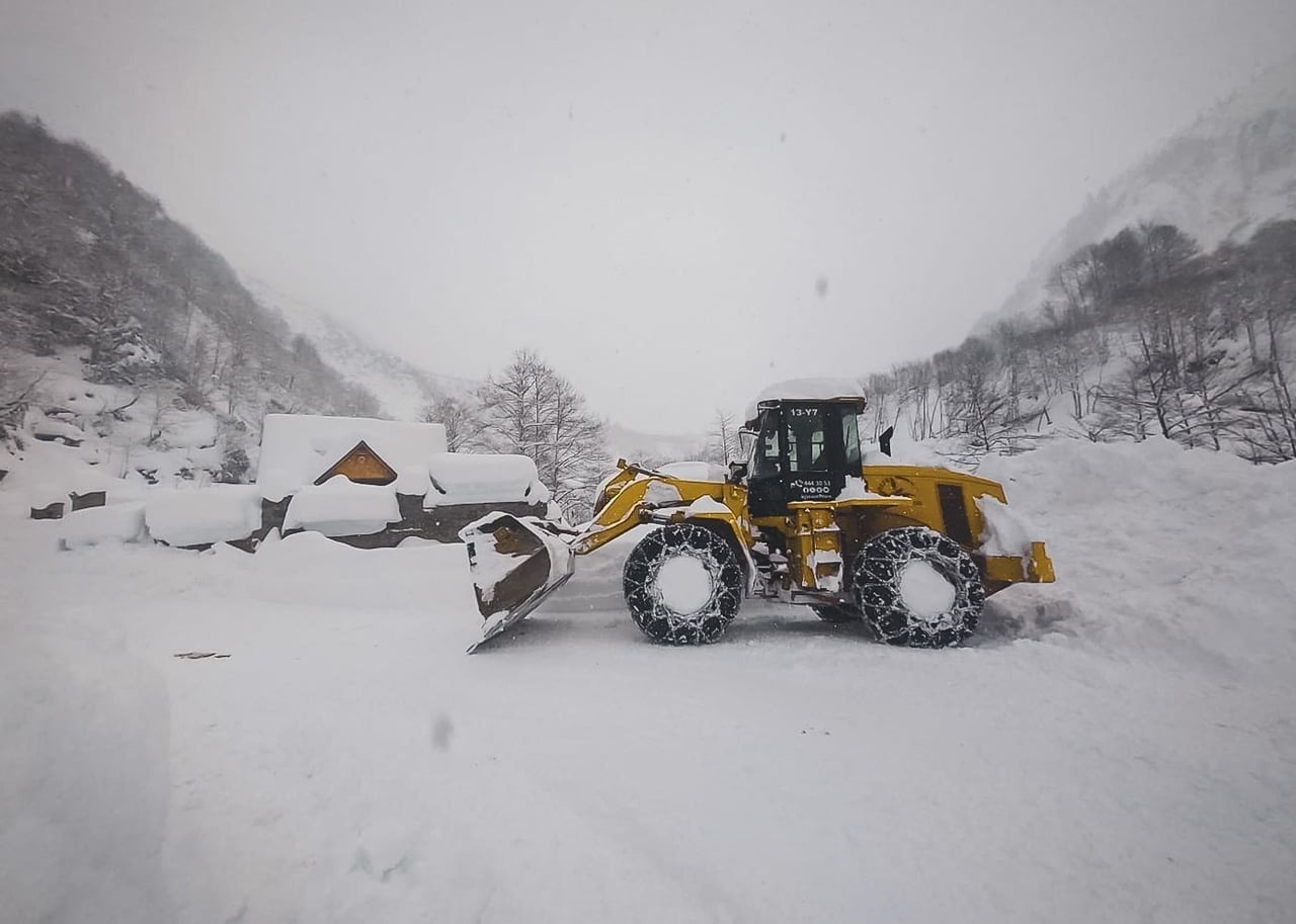 RİZE’DE ETKİLİ OLAN KAR YAĞIŞI NEDENİYLE 17 KÖY YOLUNDA ULAŞIMDA AKSAMALAR MEYDANA GELDİ