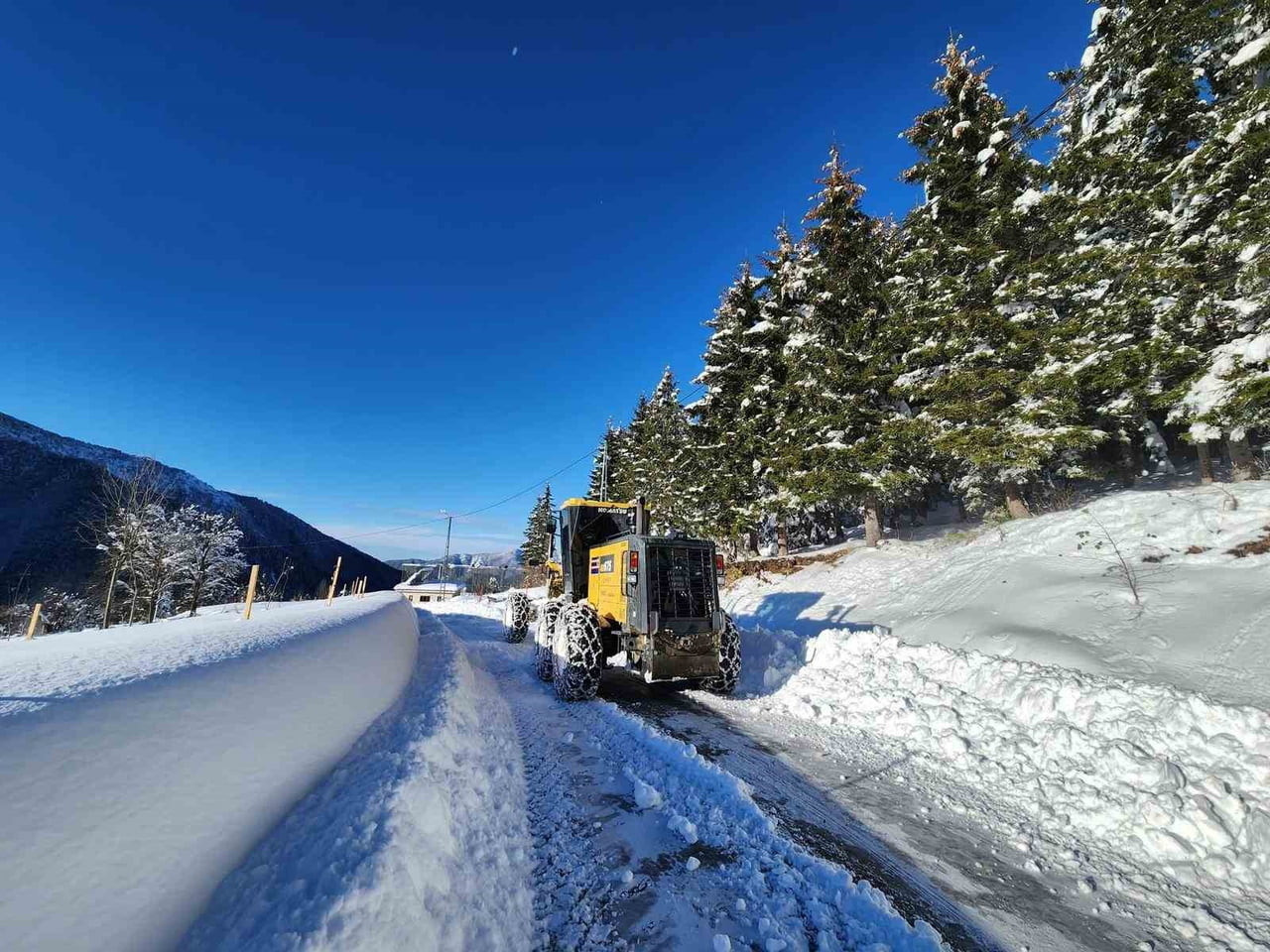 RİZE GENELİNDE ETKİLİ OLAN ŞİDDETLİ KAR YAĞIŞI NEDENİYLE 206 KÖY YOLU ULAŞIMA KAPANDI