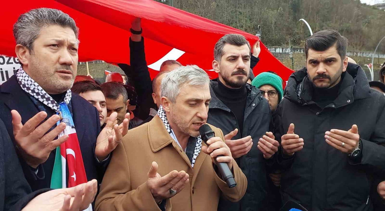 RİZE’NİN GÜNEYSU İLÇESİNDE GALATA KÖPRÜSÜ’NDE GERÇEKLEŞEN "SİNMİYORUZ, SUSMUYORUZ FİLİSTİN'İ...