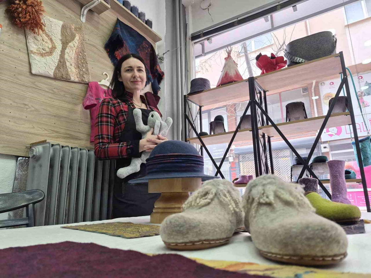 RUSYA'DA ÖĞRENDİĞİ KEÇE USTALIĞINI ESKİŞEHİR'DE AYAKKABI VE TERLİK GİBİ ÜRÜNLERİ ÜRETEREK...