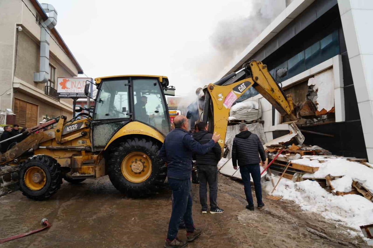 RZURUM’DA SANAYİ SİTESİNDE FAALİYET GÖSTEREN MOBİLYA FABRİKASINDA ÇIKAN YANGINDA 1 KİŞİ HAYATINI...