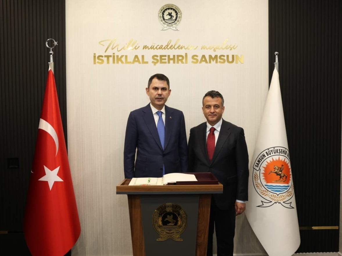 SAĞDAKİ HALİT DOĞAN, SOLDAKİ BAKAN MURAT KURUM