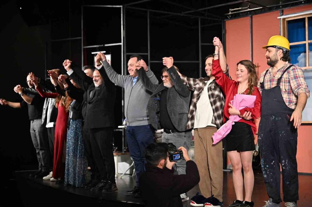 SAHNEYE ÇIKAN BAŞKAN BESİM DUTLULU OYUNCULARI TEBRİK ETTİ