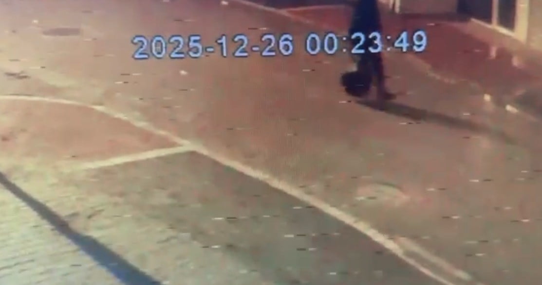 ŞAHSIN UYUŞTURUCU POŞETİNİ TAŞIRKEN GÜVENLİK KAMERASI GÖRÜNTÜSÜ