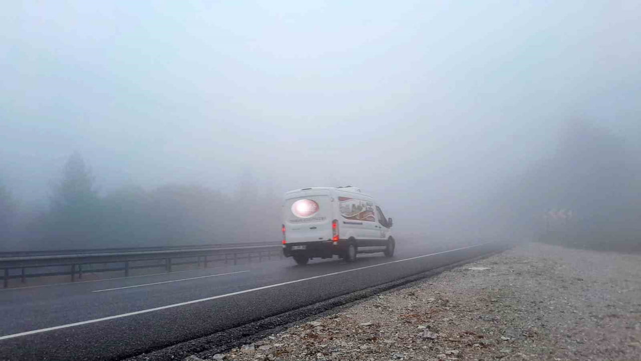 SAKAR RAMPASINDA YOĞUN SİS: GÖRÜŞ MESAFESİ 5 METREYE DÜŞTÜ