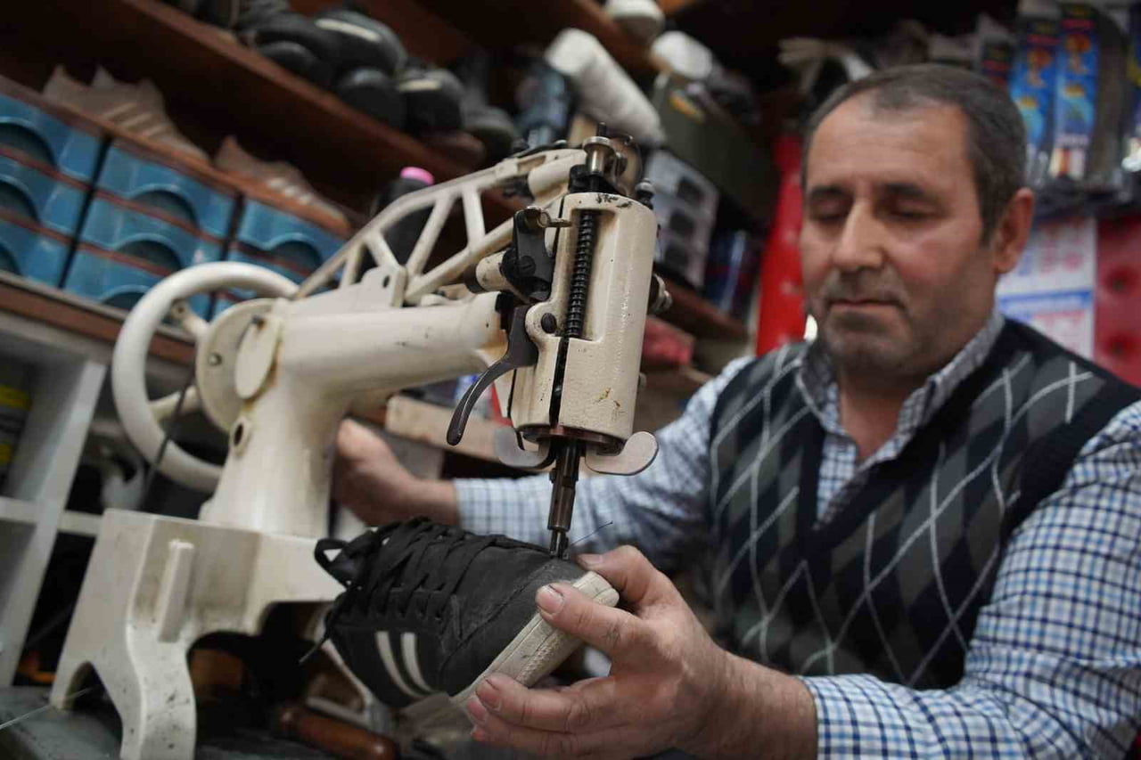 SAKARYA'DA 35 YILDIR AYNI DÜKKANDA HİZMET VEREN VE 20 YILDIR AYAKKABI USTALIĞI YAPAN KAMURAN...