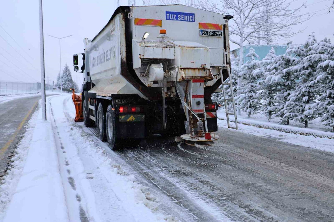 SAKARYA'DA ETKİLİ OLAN KAR YAĞIŞI SONRASI KAPANAN 45 GRUP YOLUNDAN 33’Ü ULAŞIMA AÇILDI. YOL BAKIM...