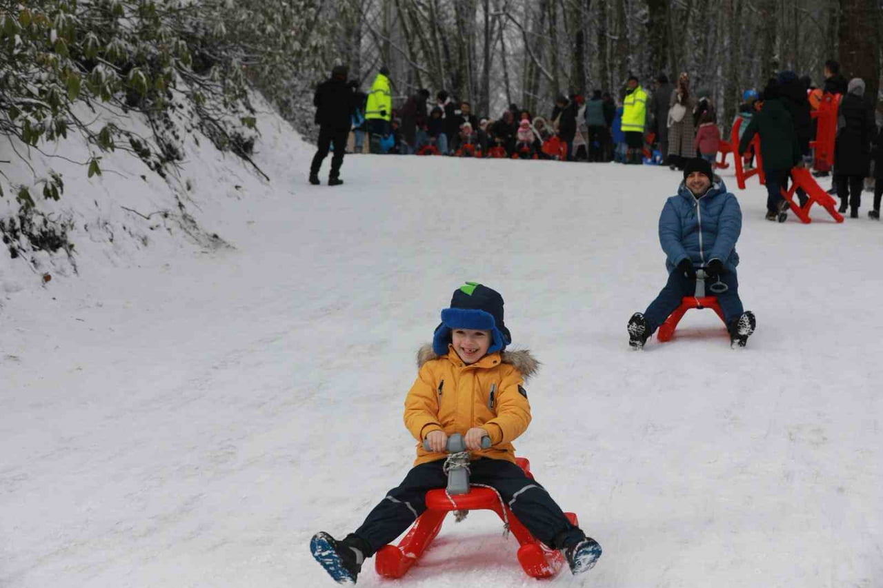 SAKARYA'DA ETKİSİNİ GÖSTEREN KAR YAĞIŞI SONRASI ŞEHRİN YÜKSEK KESİMLERİ BEYAZA BÜRÜNDÜ. BUNUNLA...