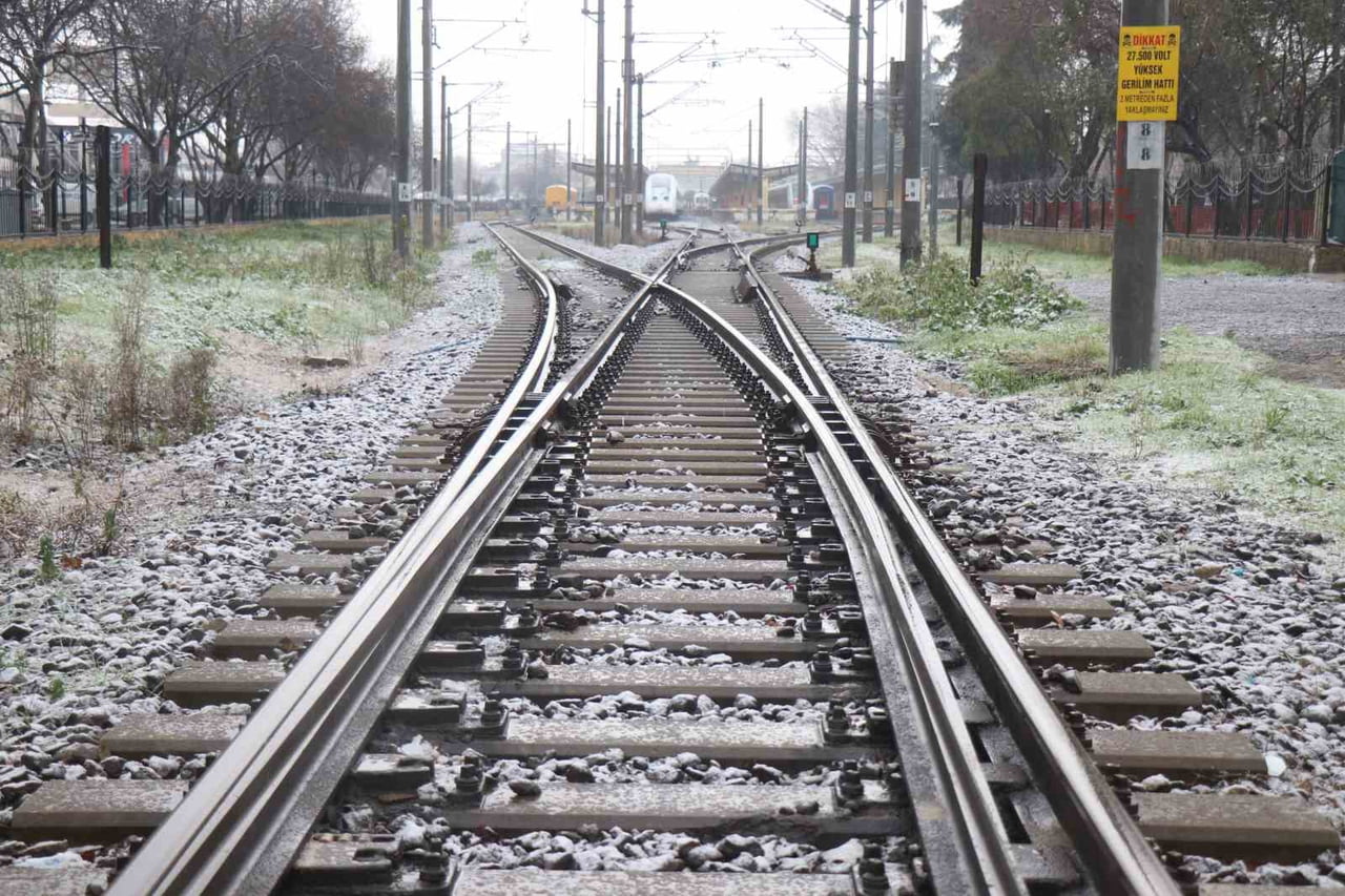 SAKARYA'DA YÜKSEK KESİMLERDE BAŞLAYAN KAR YAĞIŞI, SABAH SAATLERİNDEN İTİBAREN ŞEHİR MERKEZİNDE DE...