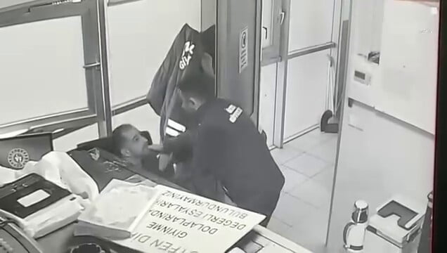 SAKARYA'NIN ADAPAZARI BOĞAZINA YİYECEK TAKILAN YÜZME HAVUZUNDA GÖREVLİ ENGELLİ BİREY, GÜVENLİK...