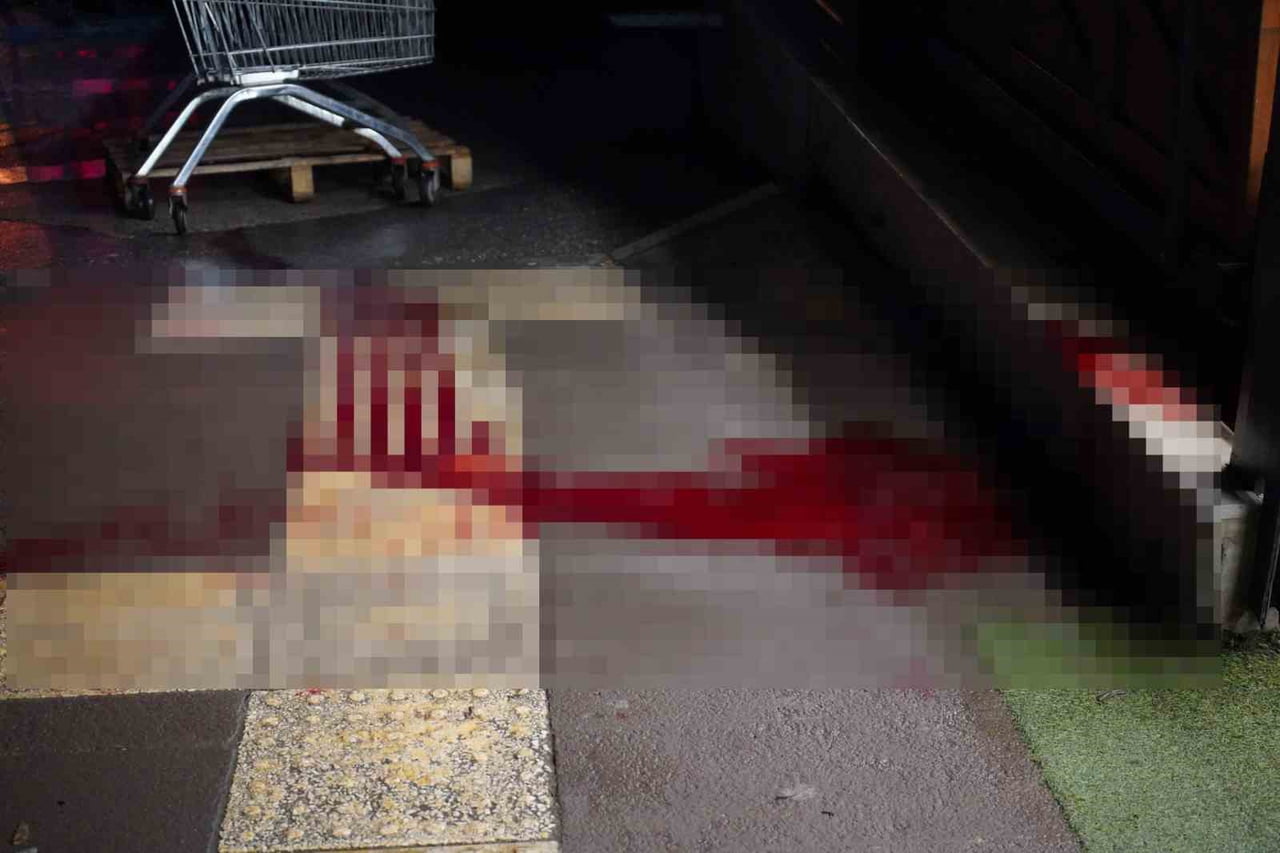 SAKARYA'NIN ADAPAZARI İLÇESİNDE BİR MARKET ÖNÜNDE ÇIKAN TARTIŞMADA, BİR KİŞİ KESİCİ ALETLE...