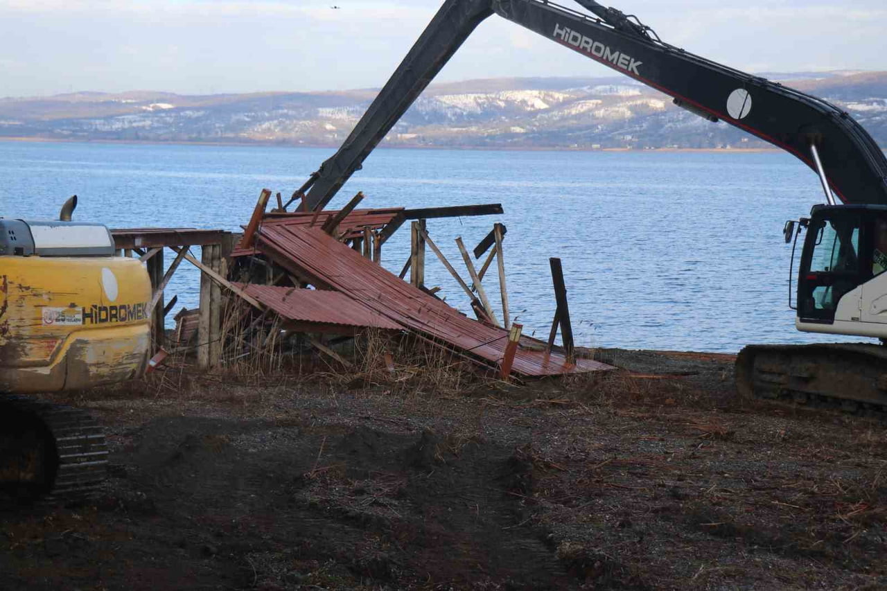 SAKARYA BÜYÜKŞEHİR BELEDİYESİ, SAPANCA GÖLÜ KIYI ŞERİDİNDE BULUNAN 89 KAÇAK İSKELE VE YAPININ...