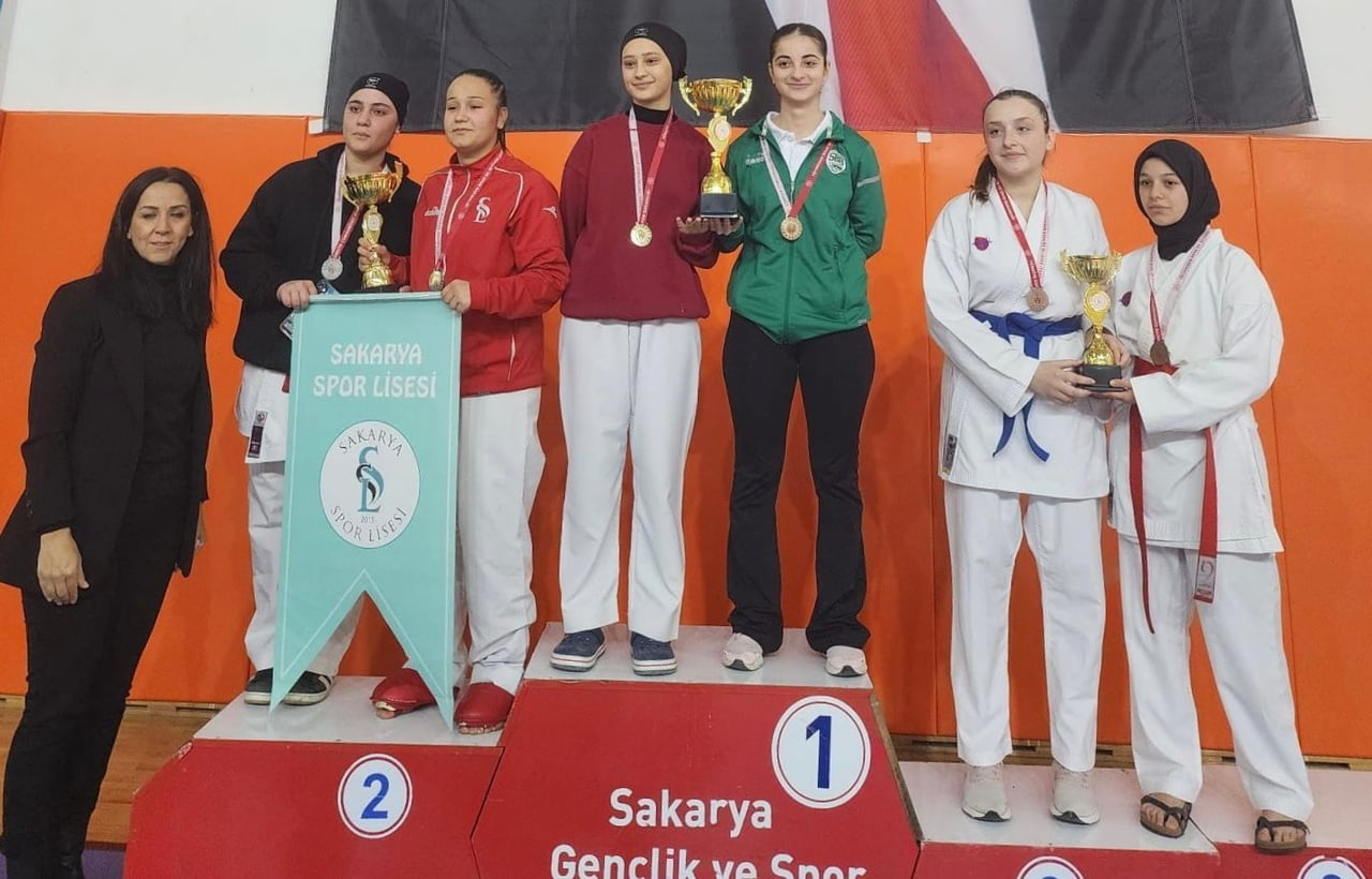 SAKARYA BÜYÜKŞEHİR BELEDİYESİ SPOR KULÜBÜ KARATE SPORCULARI, CAMİLİ SPOR SALONU’NDA DÜZENLENEN...