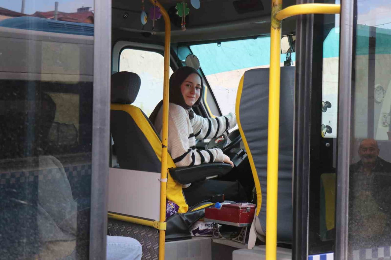 SAKARYA’DA 22 YAŞINDAKİ EBELİK ÖĞRENCİSİ, ÇOCUK YAŞTA BABASININ YANINDA MUAVİNLİK YAPARAK...