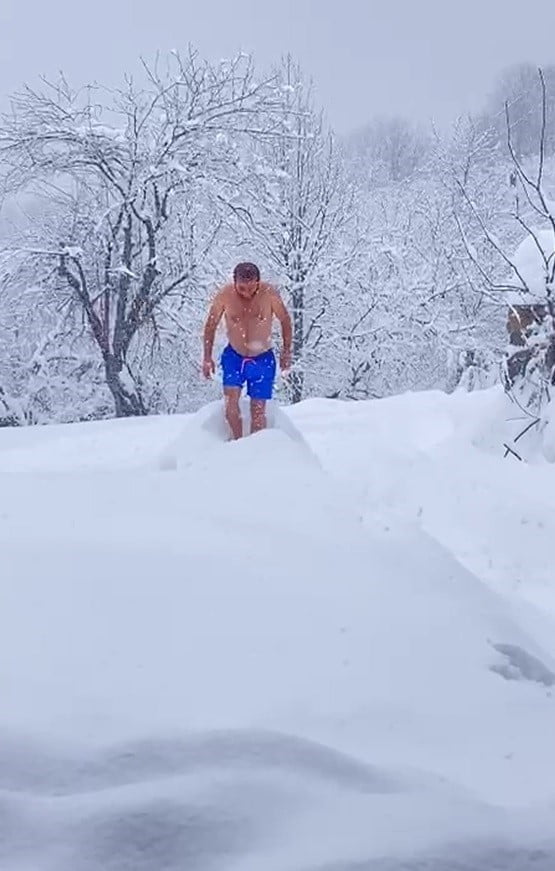 SAKARYA’DA YAŞAYAN BİR KİŞİ, EKSİ 10 DERECE SOĞUĞA ALDIRMADAN ŞORTUYLA KARDA YÜZMEYE...