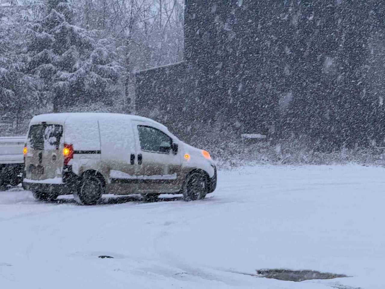 SAKARYA’DA YENİ YIL SABAHINA LAPA LAPA YAĞAN KARLA UYANDI. ŞEHİR MERKEZİNDE ETKİLİ OLAN KAR YAĞIŞI...