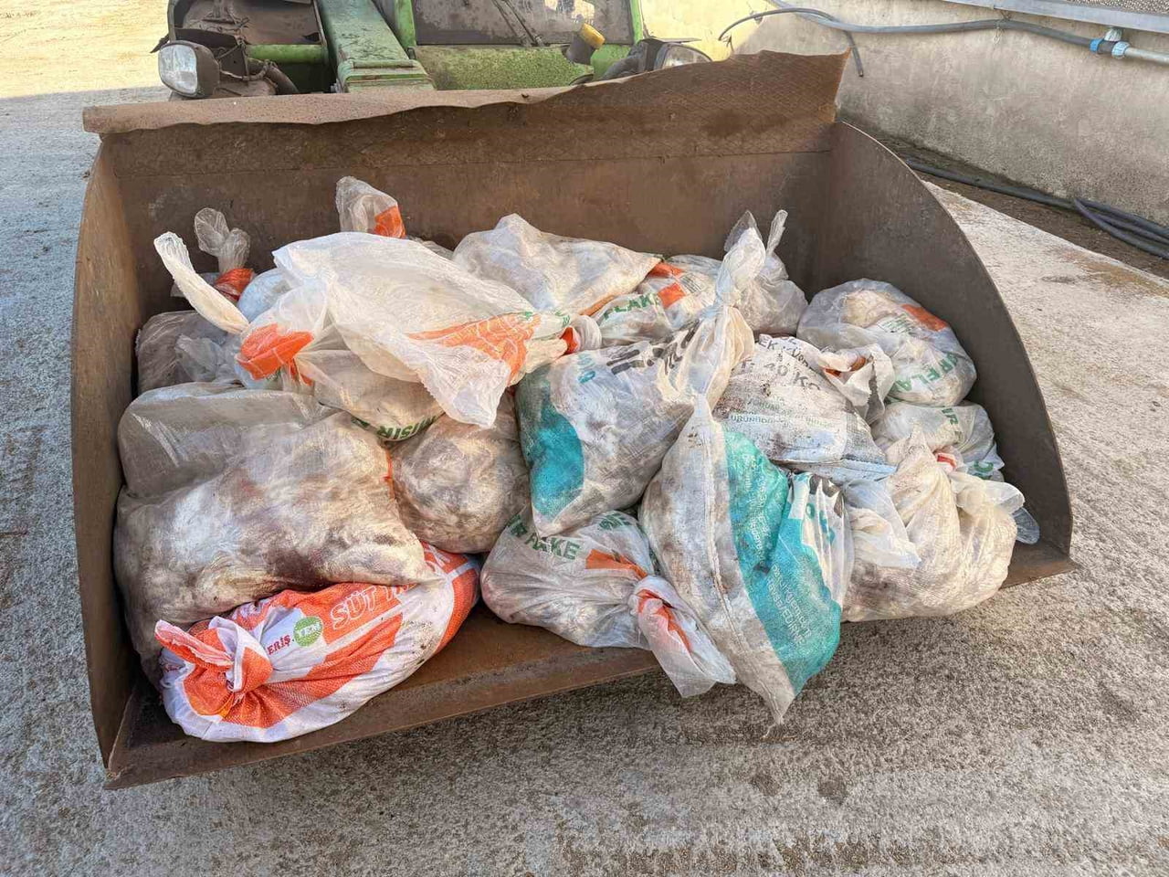 SAKARYA’NI TARAKLI İLÇESİNDE MEVZUATA AYKIRI ÜRETİM YAPAN TAVUK ÇİFTLİĞİNDE ÖLÜ HAYVANLAR TESPİT...