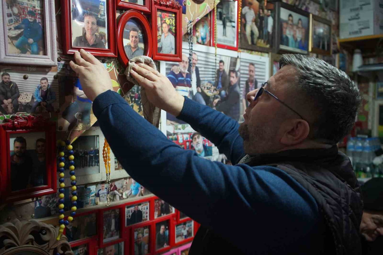 SAKARYA’NIN ADAPAZARI İLÇESİNDE YAKLAŞIK 30 YILDIR ÇAY EVİ İŞLETEN SELAHATTİN ANKIT, YAKLAŞIK 3...