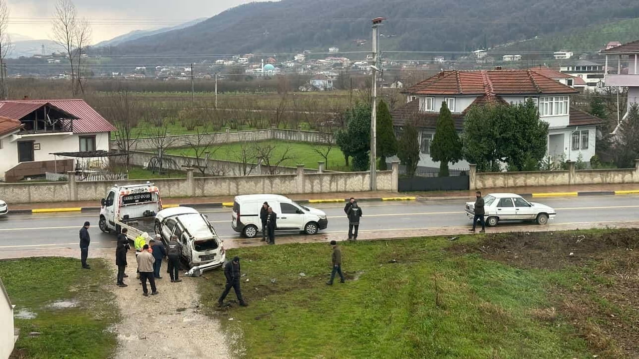 SAKARYA’NIN AKYAZI İLÇESİNDE KONTROLDEN ÇIKAN OTOMOBİL, BELEDİYE ARACINA ÇARPARAK TAKLA...