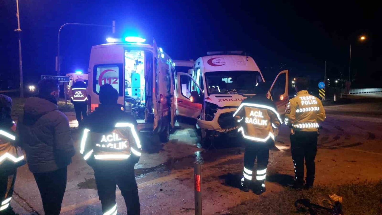 SAKARYA’NIN AKYAZI İLÇESİNDE OTOMOBİL İLE BAŞKA BİR HASTANEYE NAKİL GERÇEKLEŞTİREN AMBULANSIN...
