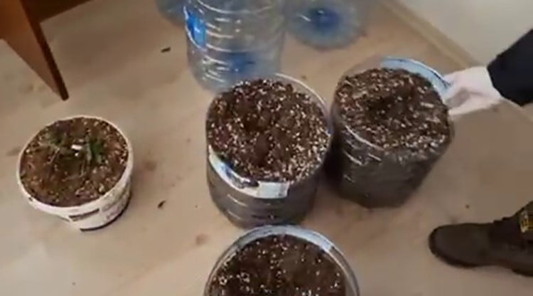 SAKARYA’NIN GEYVE İLÇESİNDE POLİS EKİPLERİNCE YAPILAN OPERASYONDA EVİN BİR ODASINI ADETA...