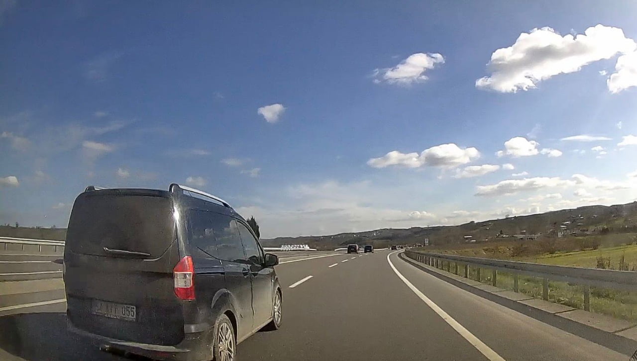 SAKARYA’NIN KARASU İLÇESİ D-650 KARA YOLUNDA ŞERİT İHLALİ YAPAN BİR OTOMOBİL, SAĞ ŞERİTTE...