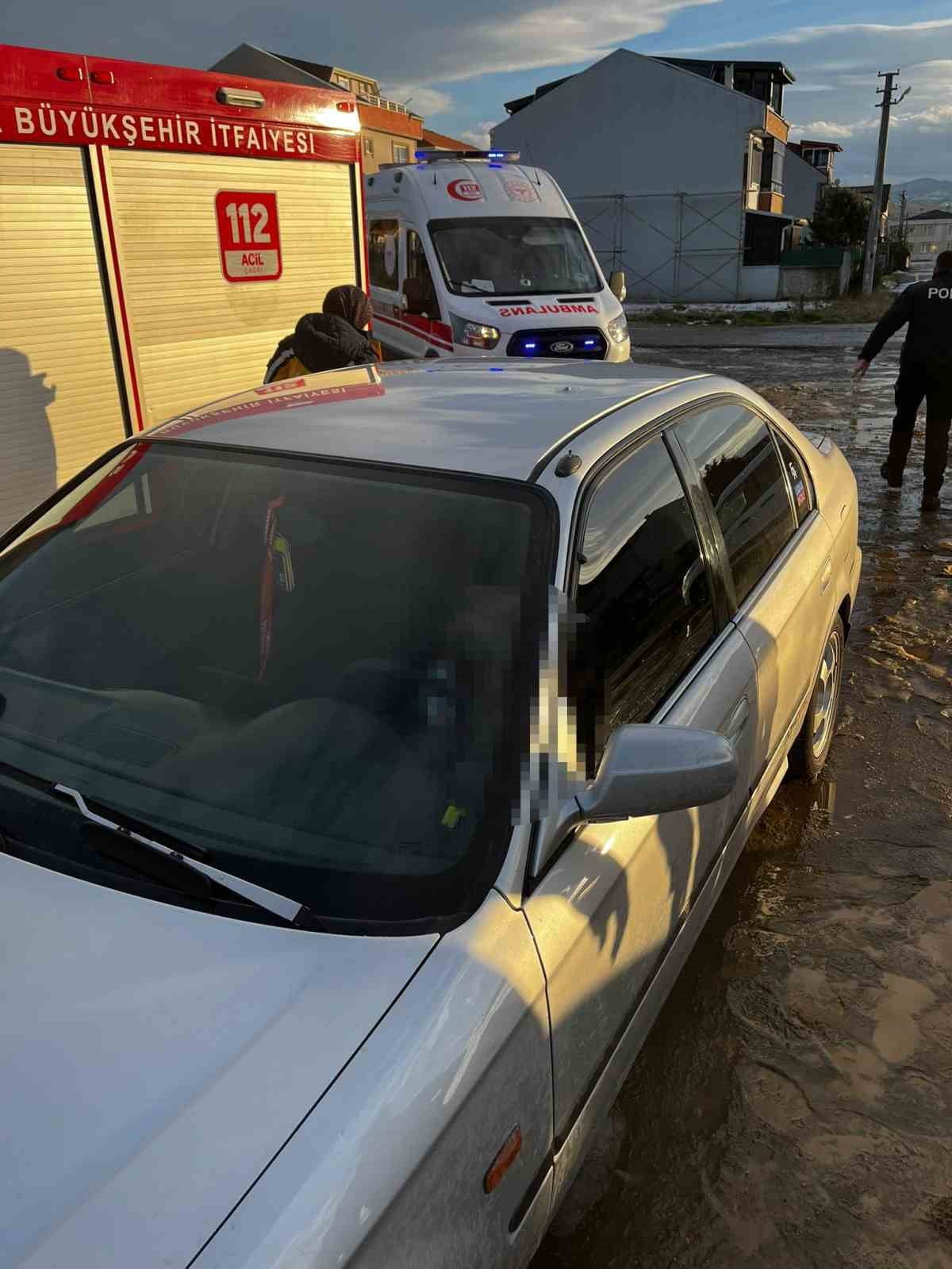 SAKARYA’NIN KOCAALİ İLÇESİNDE SEVGİLİSİNDEN AYRILAN 23 YAŞINDAKİ GENÇ ARACININ İÇİNDE BAŞINDAN...