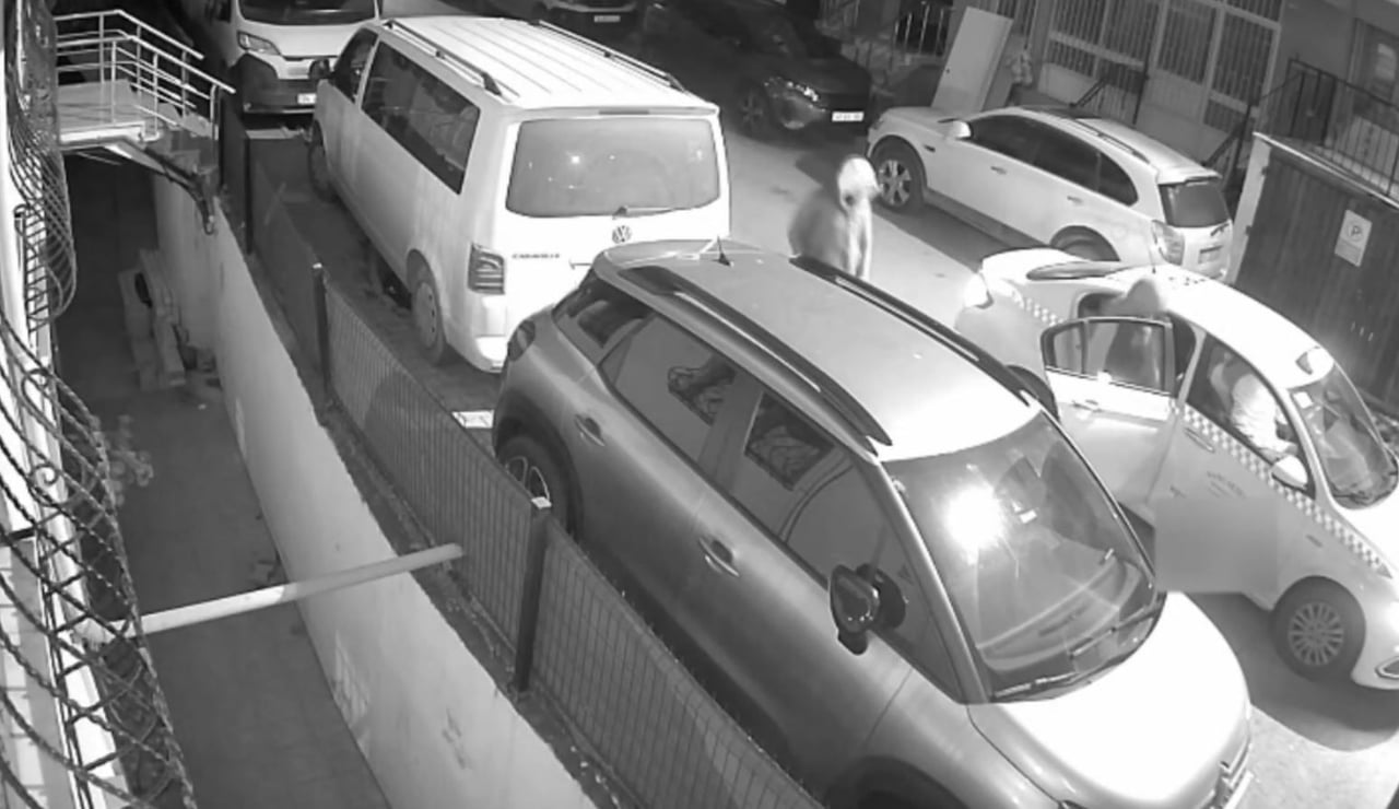 SALDIRININ ARDINDAN ŞÜPHELİLERİN KAÇTIKLARI ANLAR GÜVENLİK KAMERASINA YANSIDI.