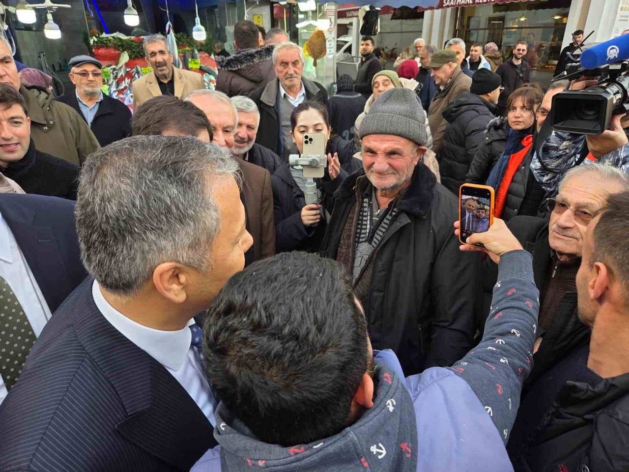 SAMSUN'DA ESNAF ZİYARETİNDE BULUNAN İÇİŞLERİ BAKANI ALİ YERLİKAYA, SAMİMİ HAREKETLERİYLE DİKKAT...