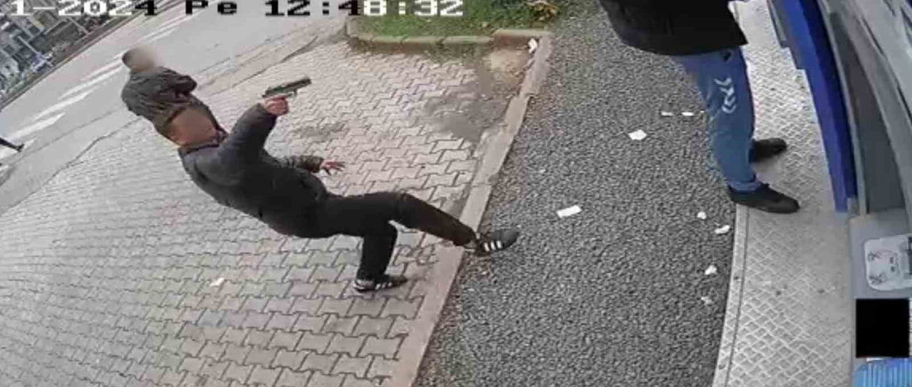 SAMSUN'DA GÜVENLİK KAMERASINA DA YANSIYAN ATM'DEN PARA ÇEKERKEN SİLAHLI SALDIRIYA UĞRAYARAK...