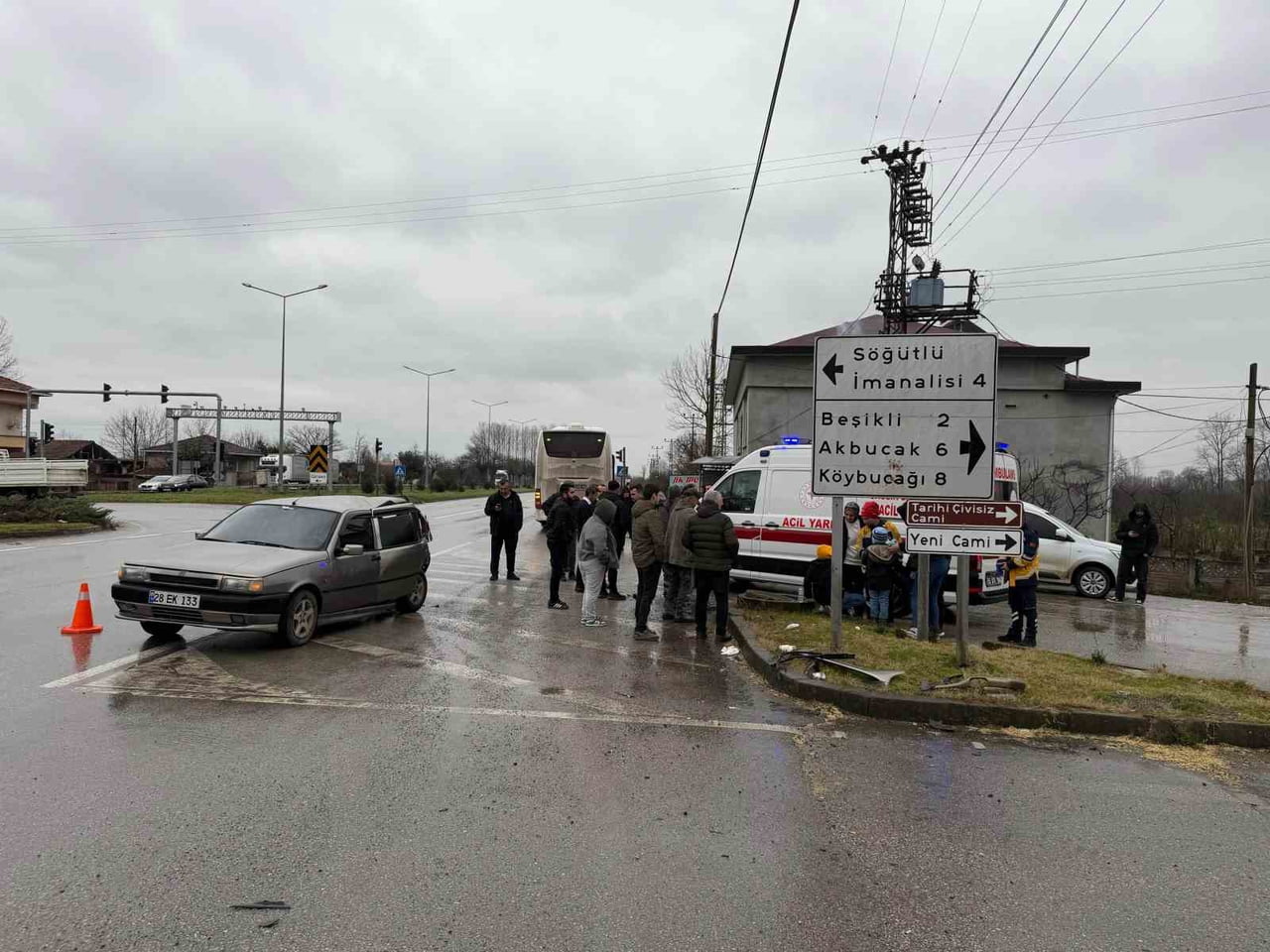 SAMSUN'DA KIRMIZI IŞIKTA DURAMAYAN OTOBÜSÜN, ÖNÜNDEKİ OTOMOBİLE ÇARPTIĞI KAZADA 4 KİŞİ...