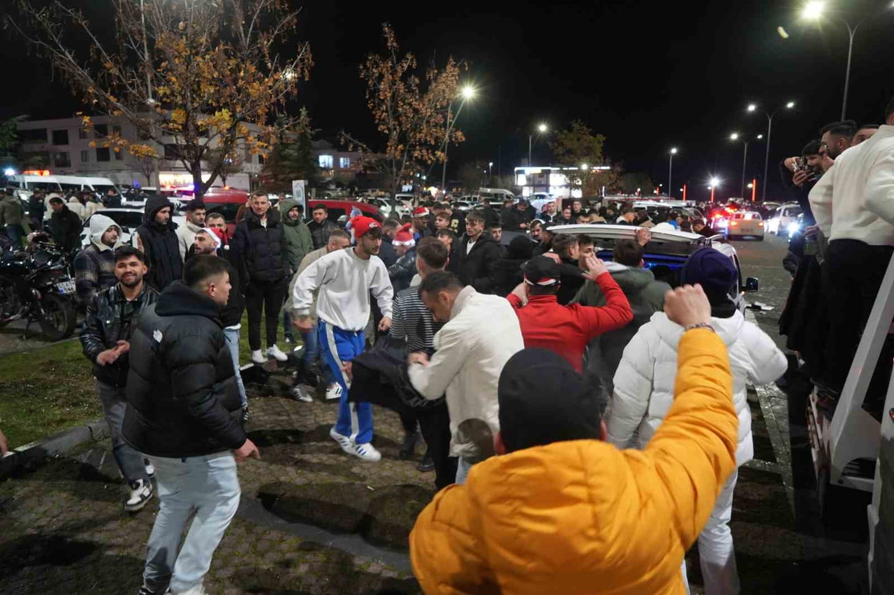 SAMSUN'UN ATAKUM İLÇESİNDE YÜZLERCE VATANDAŞ, 2026 YILINI COŞKULU BİR ŞEKİLDE KARŞILADI.