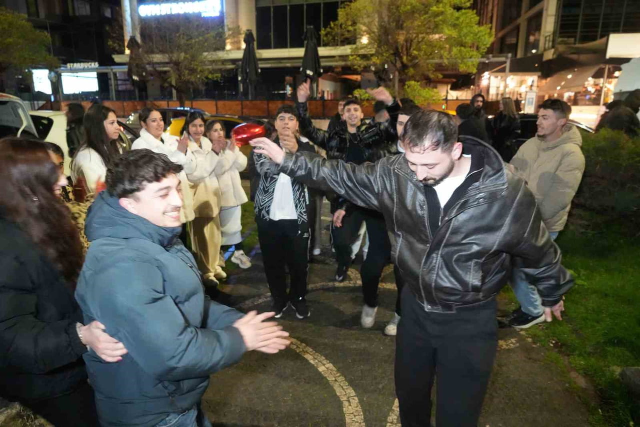 SAMSUN'UN ATAKUM İLÇESİNDE YÜZLERCE VATANDAŞ, 2026 YILINI COŞKULU BİR ŞEKİLDE KARŞILADI.