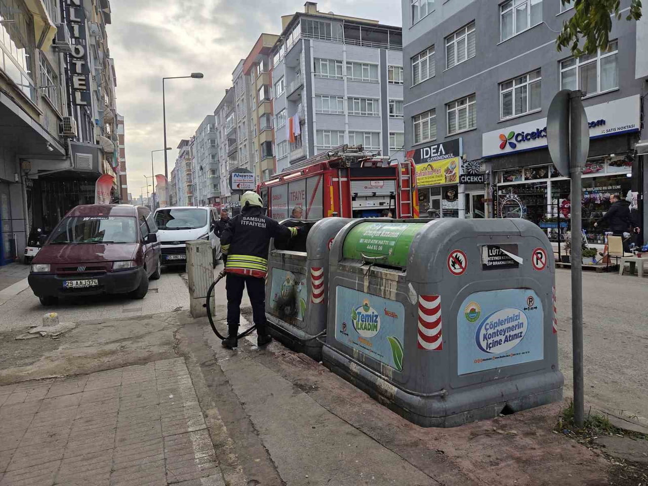 SAMSUN'UN İLKADIM İLÇESİNDE MEYDANA GELEN ÇÖP KONTEYNERİ YANGININI, İTFAİYE EKİPLERİ...