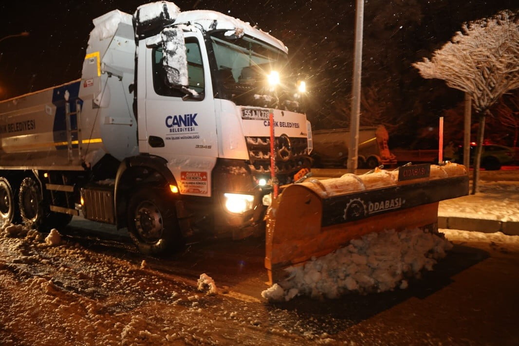 SAMSUN CANİK BELEDİYE BAŞKANI İBRAHİM SANDIKÇI, KARLA MÜCADELE ÇALIŞMALARINA ARALIKSIZ BİR ŞEKİLDE...